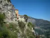 Sainte-Agnès - Hochgestellte Häuser, Sträucher und Berge