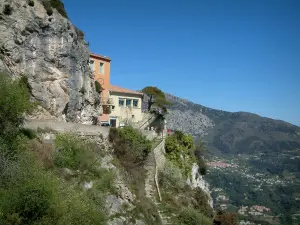 Sainte-Agnès - Perched houses, shrubs and mountains