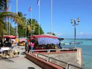 Sainte-Anne - Markt an der Meerespromenade des Badeortes