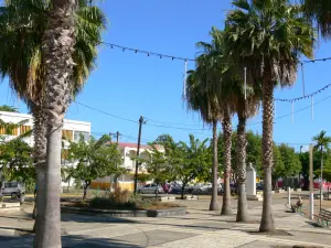 Sainte-Anne - Sainte-Anne square with benches and palm trees