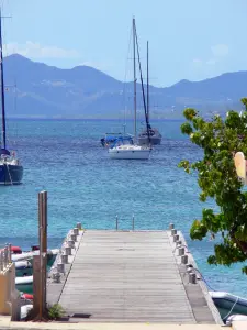 Sainte-Anne - Ponton met uitzicht op zee doorspekt jachten