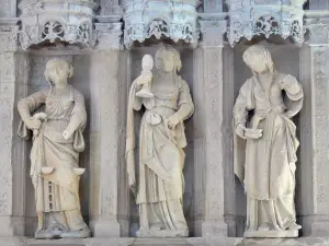 Sainte-Chapelle de Vic-le-Comte - Intérieur de la Sainte-Chapelle (église Saint-Pierre) : statues du retable en pierre blanche