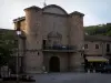 Sainte-Croix-en-Jarez - Puerta monumental (entrada principal) de la Cartuja de edad (monasterio) en el Parque Natural Regional del Pilat