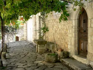 Sainte-Enimie - Maison en pierre et sa tonnelle de vigne