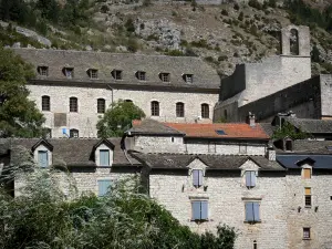 Sainte-Enimie - L'ex monastero benedettino e le facciate del villaggio