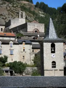 Sainte-Enimie - Clocher de l'église Notre-Dame-du-Gourg, maisons et ancien monastère bénédictin