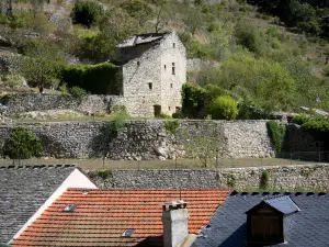 Sainte-Enimie - Toits de maisons du village avec vue sur les faïsses (terrasses)