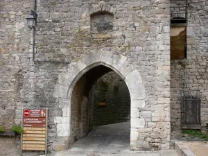 Sainte-Eulalie-de-Cernon - Door of the former commander