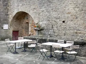 Sainte-Eulalie-de-Cernon - Tables and chairs in the heart of the former commander