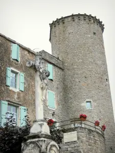 Sainte-Eulalie-de-Cernon - Memorial and tower of the the former commander