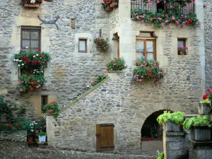 Sainte-Eulalie-d'Olt - Casa di pietra finestre decorate con fiori