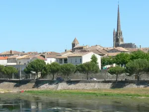 Sainte-Foy-la-Grande - Clocher de l'église Notre-Dame, maisons de la bastide et rivière Dordogne