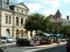 Sainte-Foy-la-Grande - Facade of the town hall of Sainte-Foy-la-Grande and market of the Place Gambetta square
