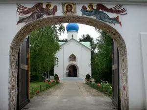Sainte-Geneviève-des-Bois Orthodox church - Entrance portal and alley leading to the Notre-Dame-de-la-Dormition Russian Orthodox church