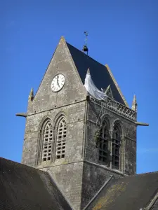 Sainte-Mère-Église - Mannequin représentant le soldat Steele et son parachute accroché au clocher de l'église du village