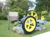 Sainte-Rose - Ausstellung einer Dampfmaschine im blumengeschmückten Park des Rum-Museums