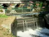 Sainte-Suzanne - Mit Blumen geschmückter Steg und Brücke überspannend den Fluss Erve