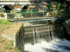 Sainte-Suzanne - Flowery puente y el puente sobre el río Erve