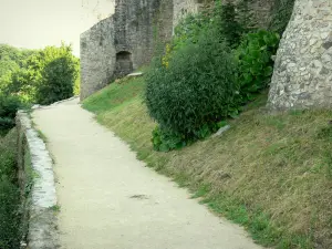 Sainte-Suzanne - Camine a lo largo de la muralla Poterna