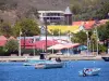 Les Saintes - Vista de la iglesia de Nuestra Señora de la Asunción y las casas de Terre -de - Haut en la orilla del mar