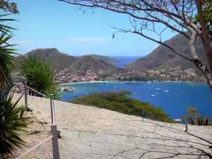 Les Saintes - Bay View van Saintes van de wallen van Fort Napoleon