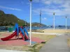 Les Saintes - Parque infantil en la playa