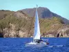 Les Saintes - Zeilboot zeilen langs de kust van de archipel van Les Saintes