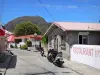 Les Saintes - Calle bordeada de casas en la isla de Terre -de - Haut