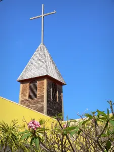 Les Saintes - Klokkentoren van de kerk van Onze Lieve Vrouw van de Hemelvaart van Terre -de - Haut