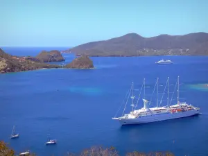 Les Saintes - Cruiseschip in de baai van de Heilige