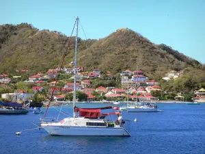 Les Saintes - Anse du Curé bodem bezaaid met boten en huizen van Terre -de - Haut