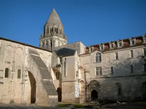 Saintes - Abbaye aux Dames: abdijkerk en het klooster gebouw