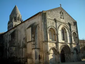 Saintes - Abbaye-aux-Dames : église abbatiale de style roman