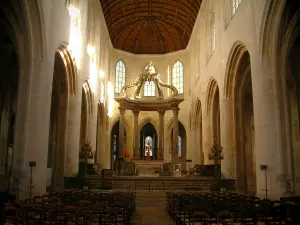 Saintes - Binnen in de kathedraal van St. Peter