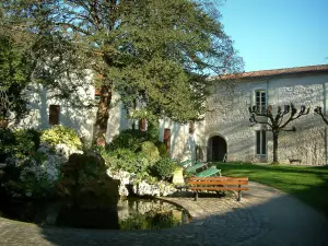 Saintes - Tuin van de bibliotheek (bibliotheek)