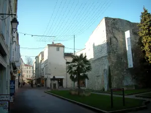 Saintes - Straat in de oude stad met huizen