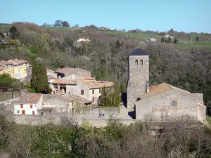Saissac - Torre Laymone o campanario de la iglesia de San Miguel y las casas del pueblo