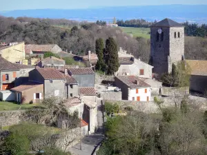 Saissac - Torre Laymone o campanario de la iglesia de San Miguel y las casas del pueblo