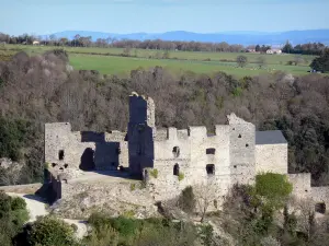 Saissac - Castillo cátaro de Saissac en una zona verde