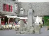 Salers - Buste de Pierre-Ernest Tyssandier d'Escous et terrasse de café place Tyssandier d'Escous