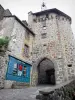 Salers - Porte du Beffroi, vestige de l'ancien rempart médiéval, et tour de l'Horloge