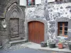 Salers - Vieille porte en bois d'une maison de la cité médiévale