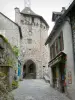 Salers - Ruelle pavée bordée de maisons, porte du Beffroi et tour de l'Horloge