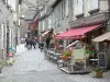 Salers - Façades de maisons, terrasse de café et boutiques de la cité médiévale