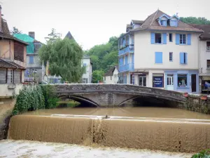 Salies-de-Béarn - Bridge spanning River Saleys and facades of houses in the old town