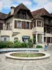 Salies-de-Béarn - Fountain and facades of the Bayaa square