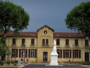 Salies-du-Salat - School, standbeeld en bomen