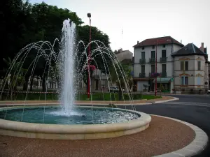 Salies-du-Salat - Springbrunnen, Bäume und Häuser des Kurortes