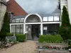 Salins-les-Bains - Entry Spa (spa), bloemen, struiken en bank