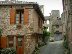 Salles - Gasse gesäumt mit Häusern aus Stein mit Blick auf den Bergfried des Dorfes